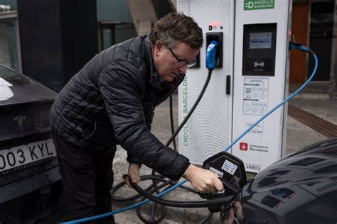 El Gobierno ampliará el Plan Moves III de ayuda al coche .